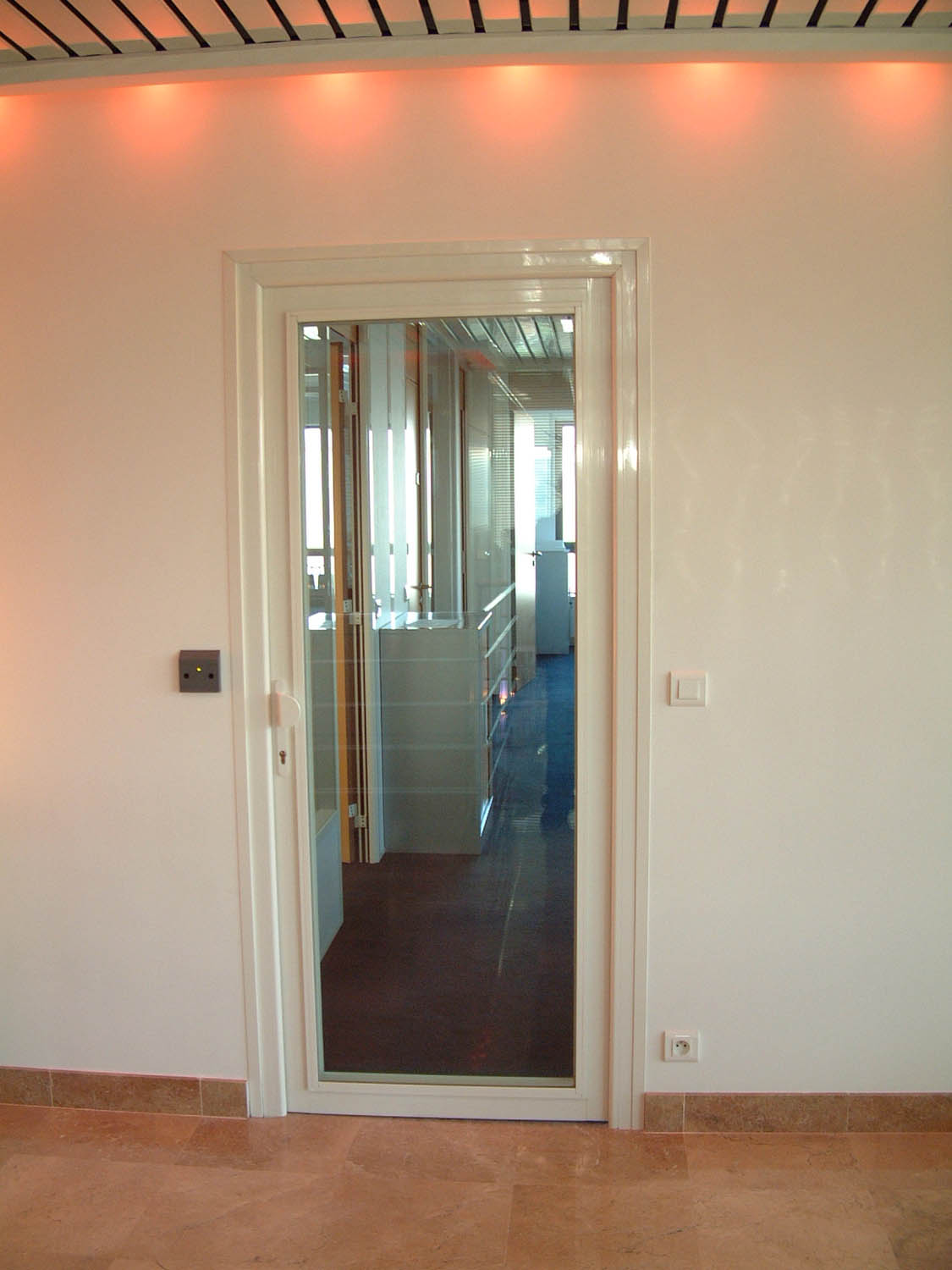 Installation de cloison avec porte vitrée