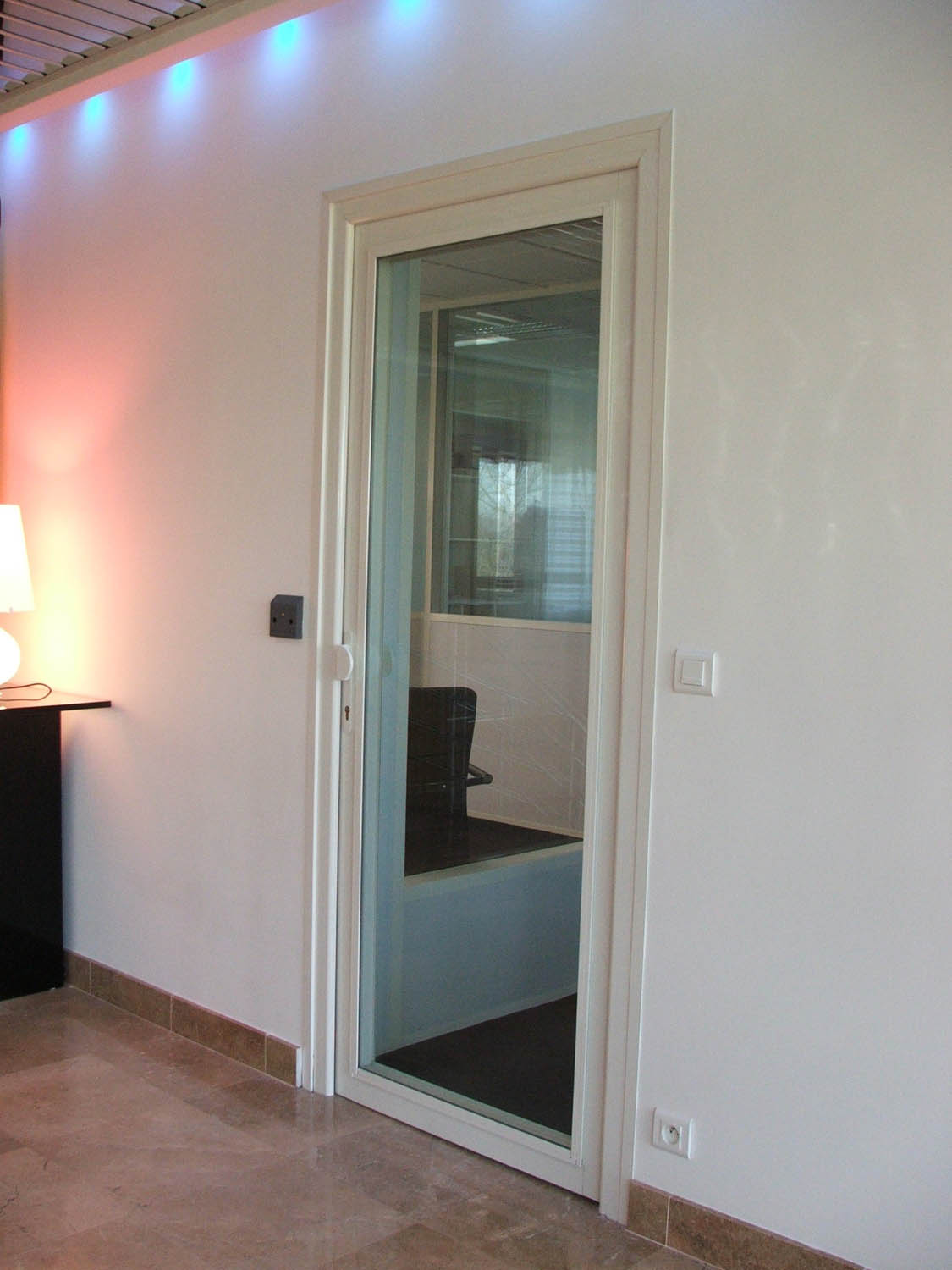 Cloison avec porte vitrée