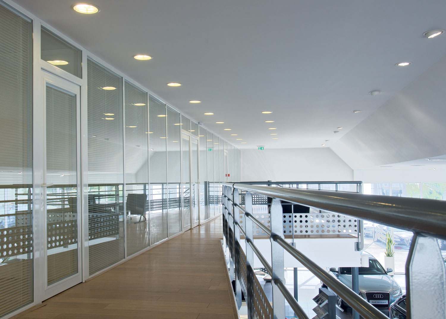 Cloisons vitrées équipées de stores californiens