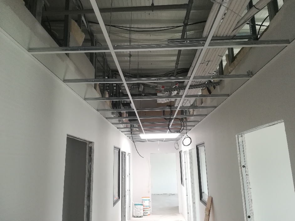 Installation d'un plafond autoportant