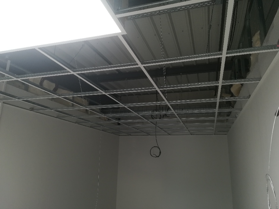 Installation d'un faux plafond auto-porté