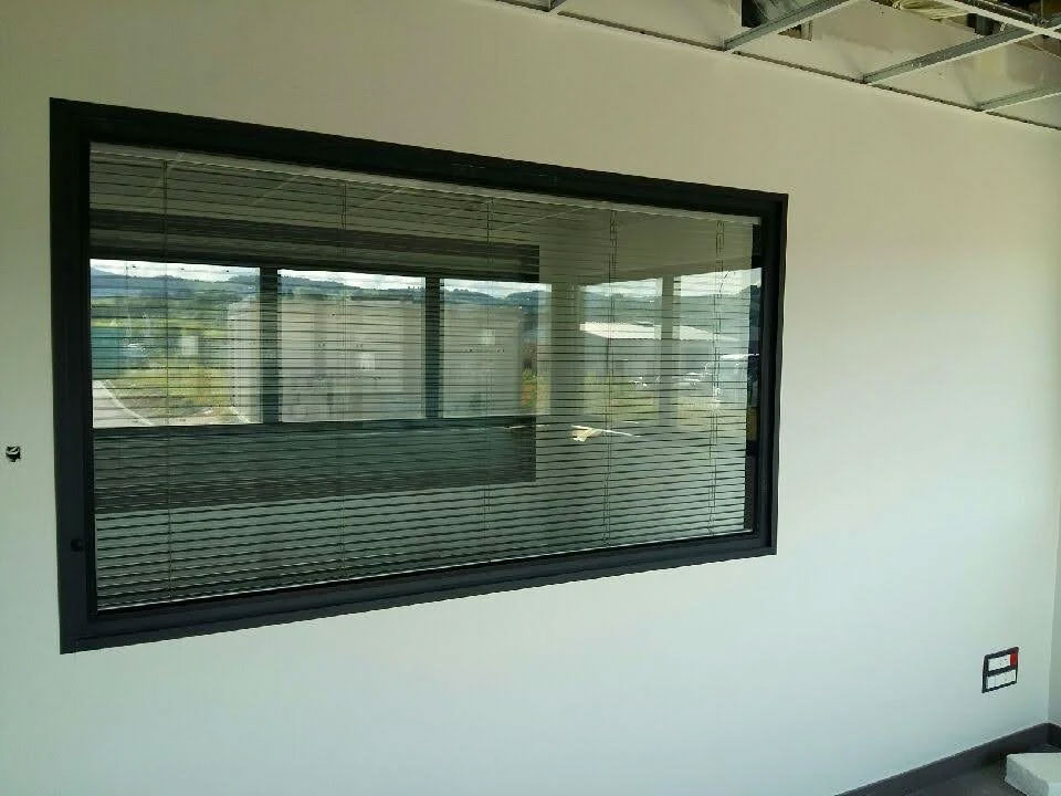 Stores installés sur un chassis vitré