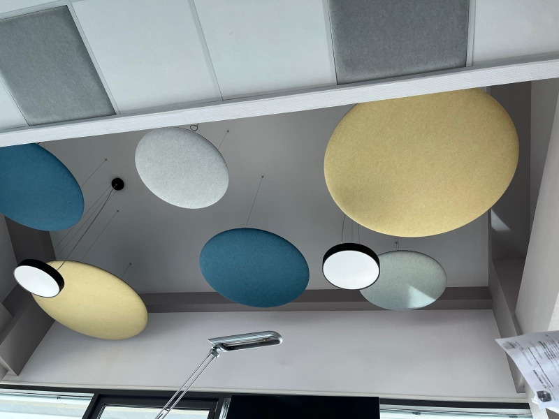 Mise ne place de panneaux acoustiques suspendus