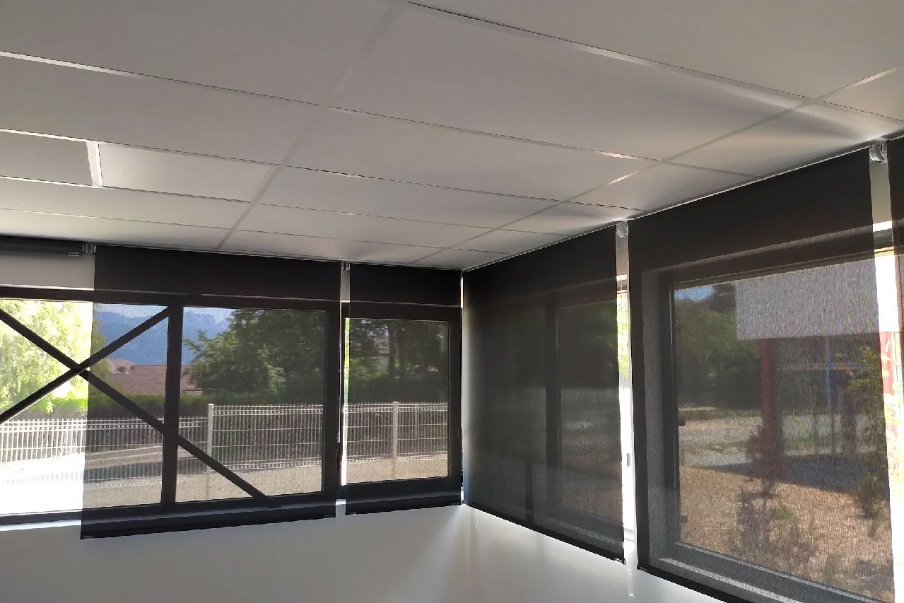 Installation de stores de bureau