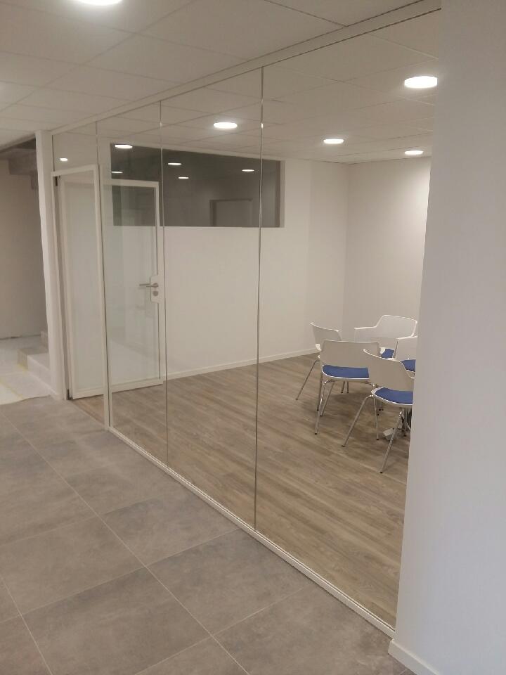Paroi de bureau totalement vitrée