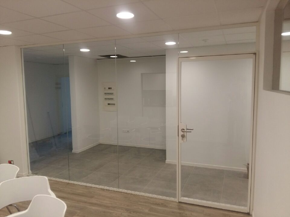 Installation de cloisons bureau vitrée