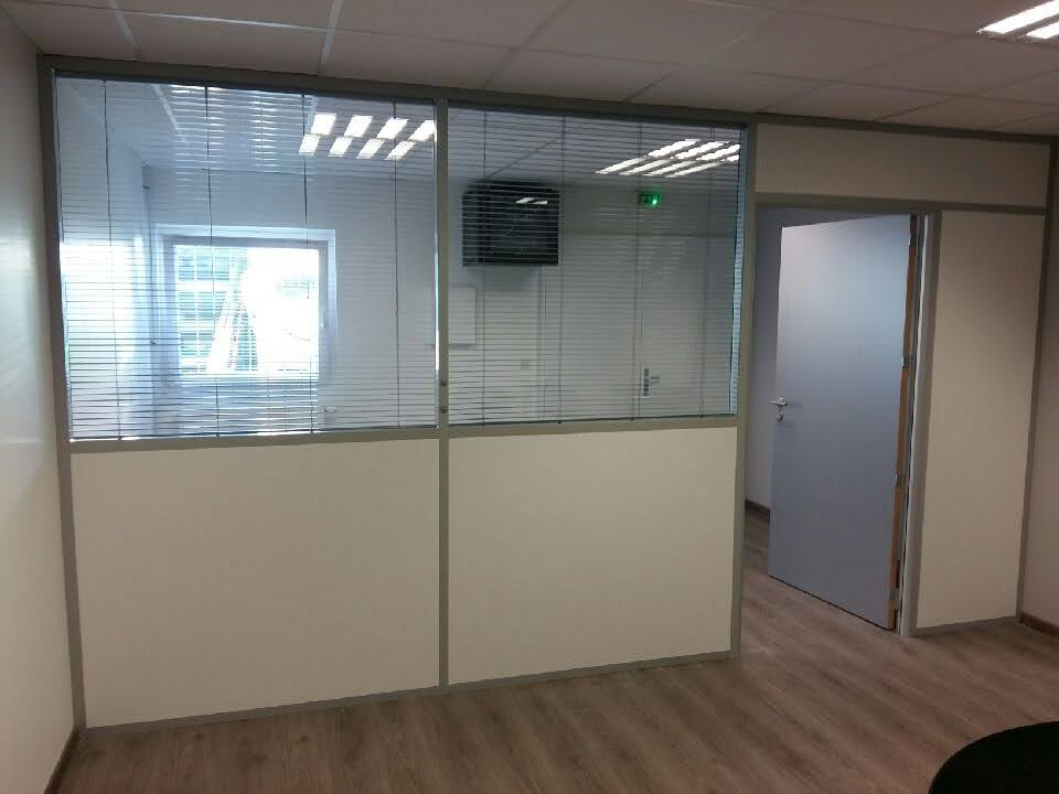 Pose de cloisons sur allège avec store vénitien