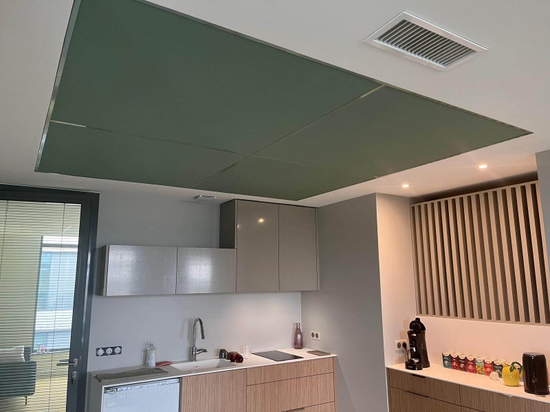 Panneaux acoustiques intégrés à un faux plafond