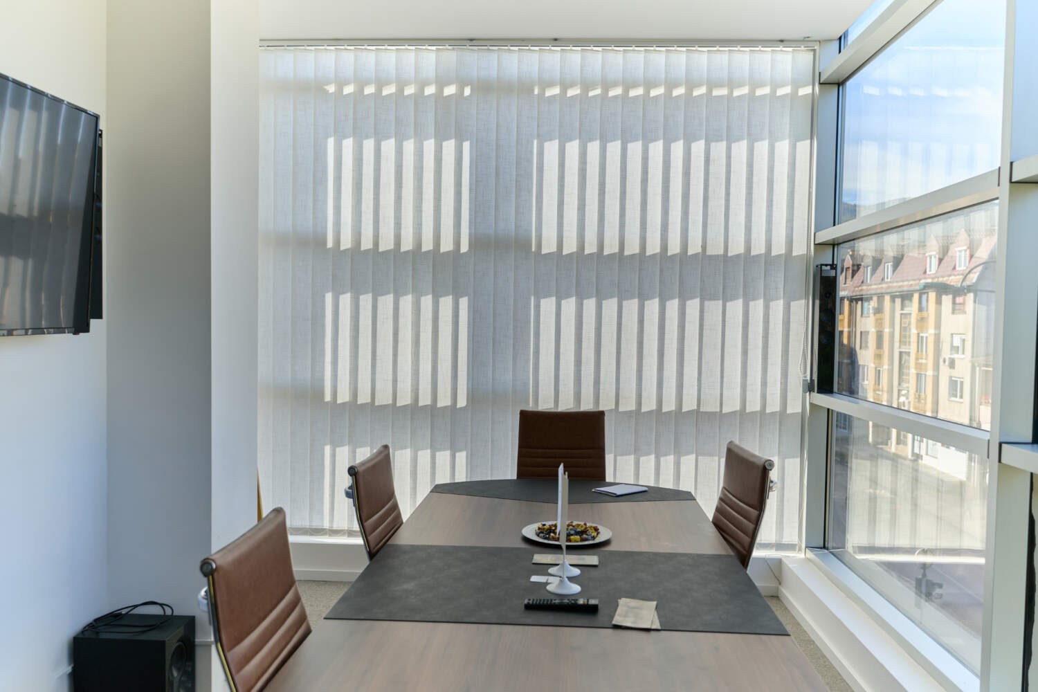 Stores à bandes verticales