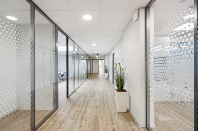 Agencement de bureau avec parois vitrés