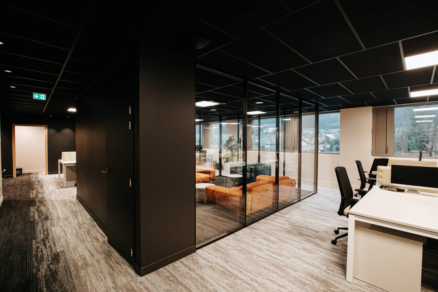 Agencement complet de bureau, plafond et parois