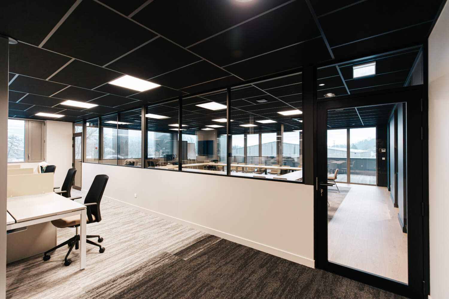 Installation de paroies vitrées sur allege