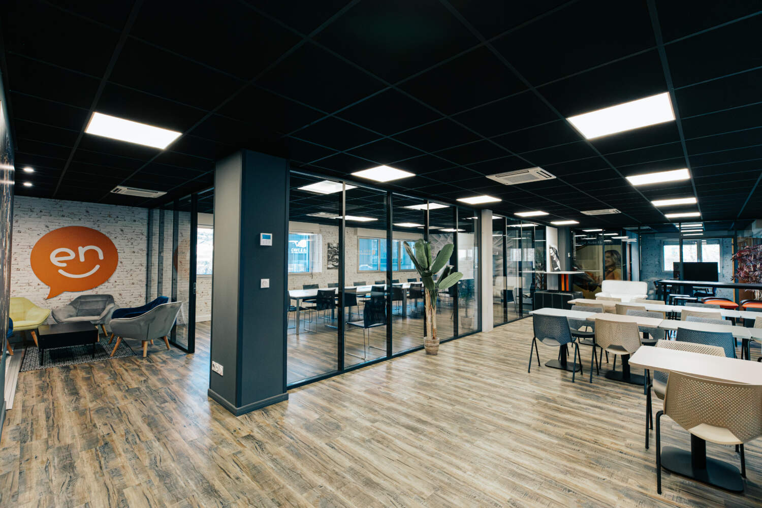 Agencement complet de bureaux avec cloisons vitrées