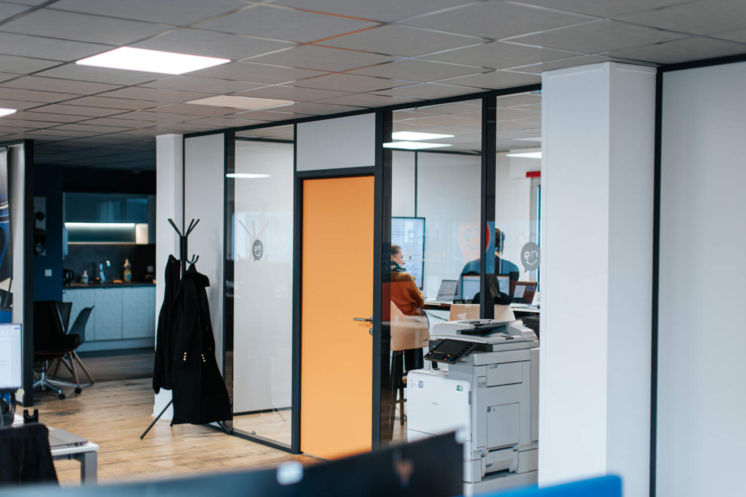 Agencement de bureau avec cloisons vitrées et portes