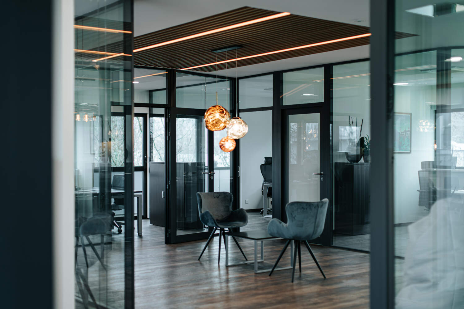 Pose de cloisons vitrés dans un bureau à Aix les Bains