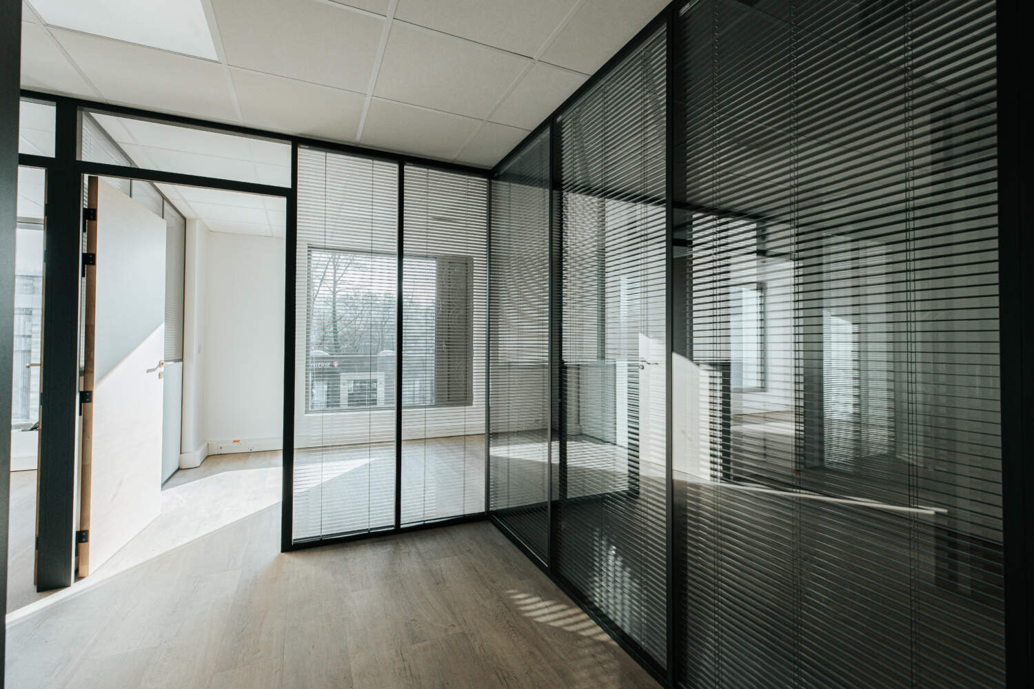 Agencement de bureaux et installation de stores vénitiens