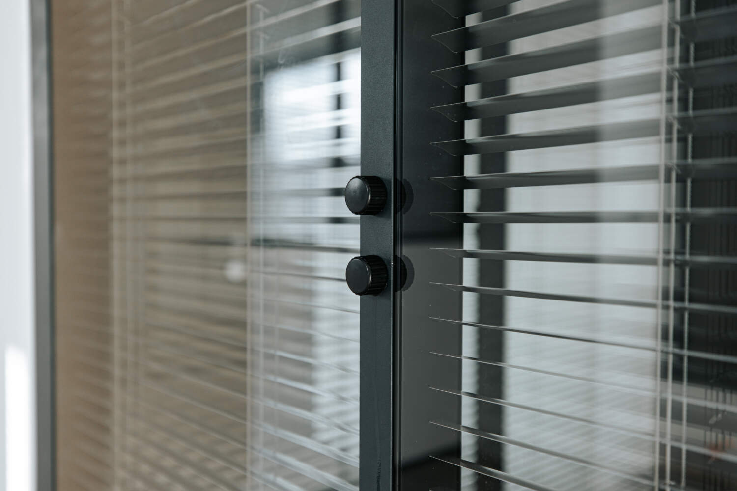 Installation de stores vénitiens pour bureaux