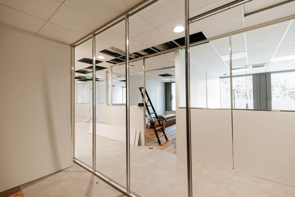 travaux d'installation de cloisons